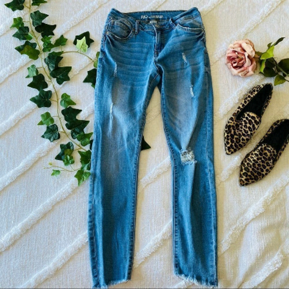 RIO Low Rise push up jeans size 5 frayed hem EUC